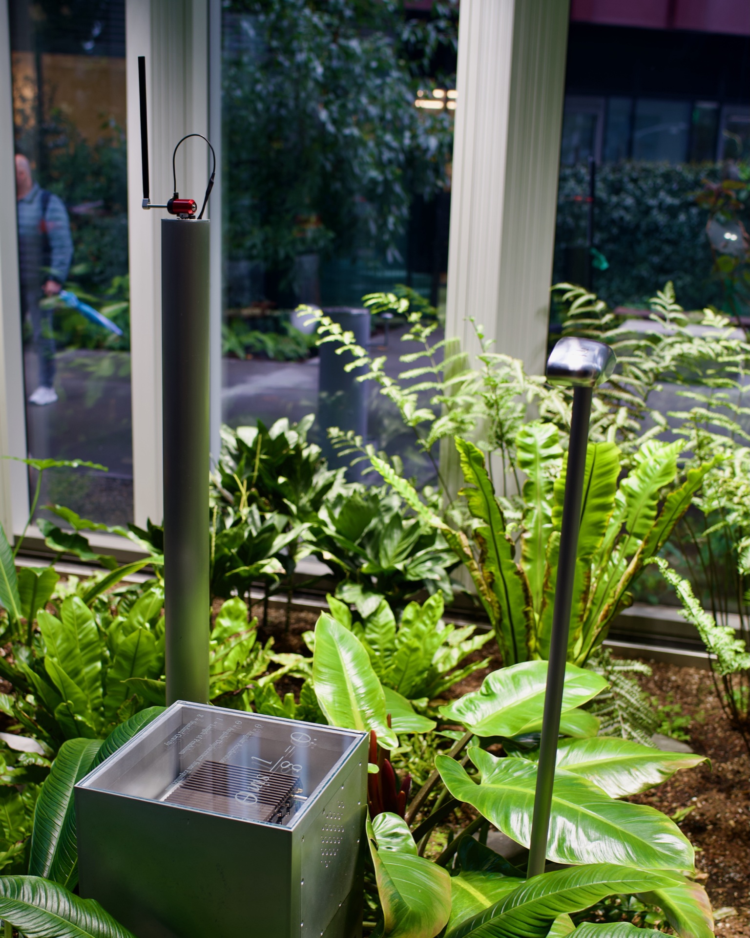 Full installation with base unit and plants